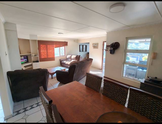 4 BEDROOM FREEHOLD FOR SALE IN CAVERSHAM GLEN